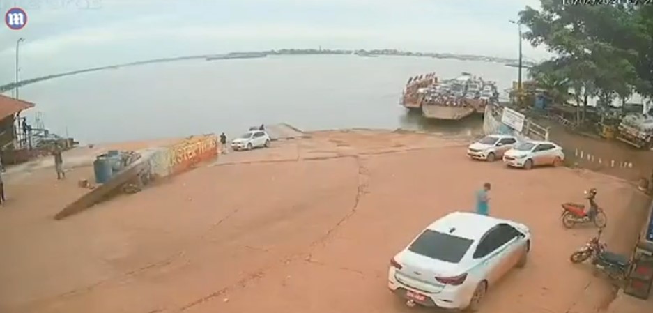 Hành khách gặp tai nạn kinh hoàng vì nhảy lên bờ khi phà chưa cập bến